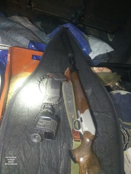 У Франківську затримали браконьєра з тушками зайців