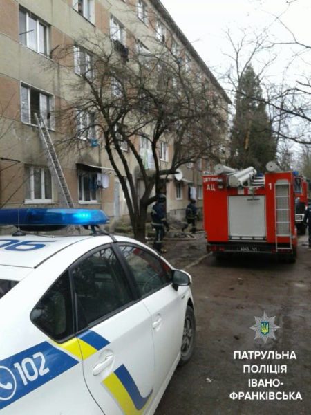 У Франківську врятували чоловіка, який підпалив власне ліжко
