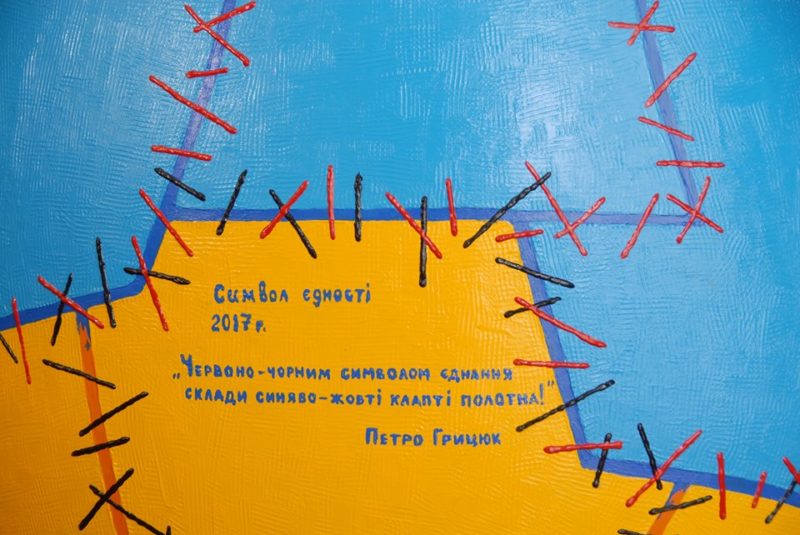 Суддя-художник із Прикарпаття розмалював гігантську писанку, яка поїде на фестиваль у Київ (ФОТОФАКТ)
