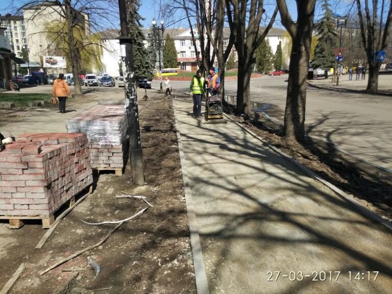 На Північному бульварі облаштовують велодоріжку