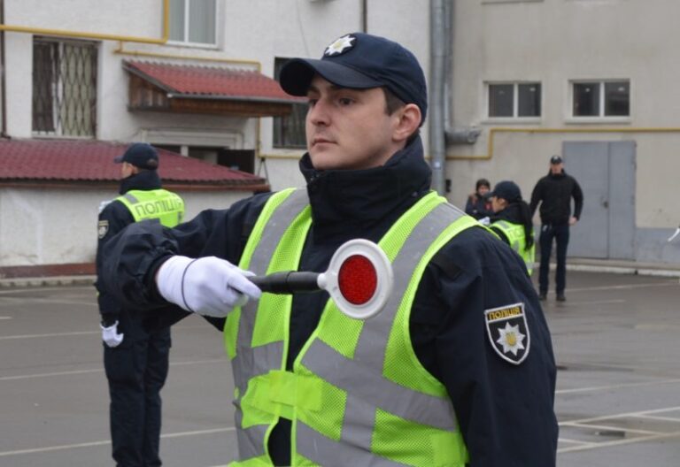 Маленький балет на дорозі: У Франківську з’явились патрульні-регулювальники (ФОТО)