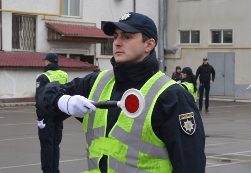 Маленький балет на дорозі: У Франківську з’явились патрульні-регулювальники (ФОТО)