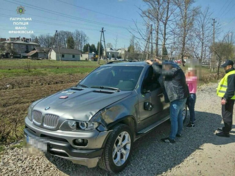 Жінка, котра п’яна за кермом BMW збила трьох людей і втекла, вже на волі