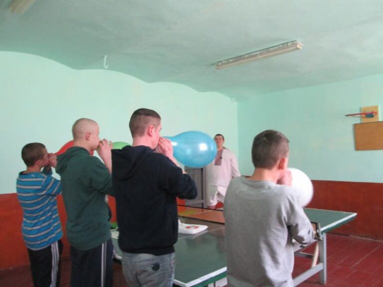 Прикарпатський богатир провів руханку для ув’язнених підлітків (ФОТО)