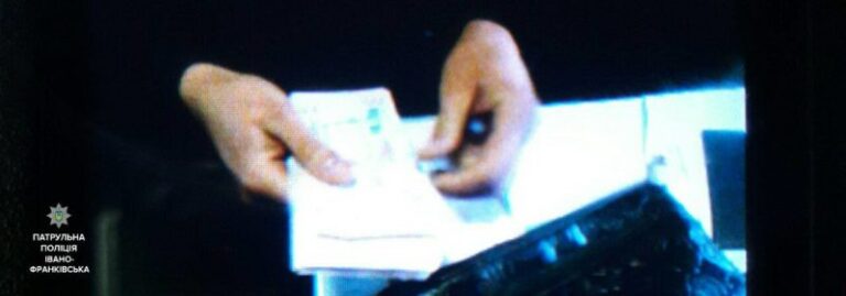 Франківські патрульні знайшли у поїзді та повернули власниці 12 тисяч гривень