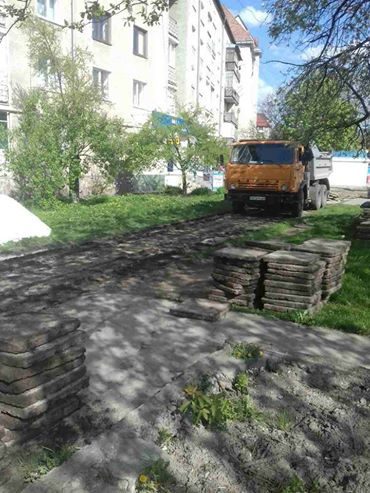 На Коновальця облагороджують прибудинкову територію (ФОТО)