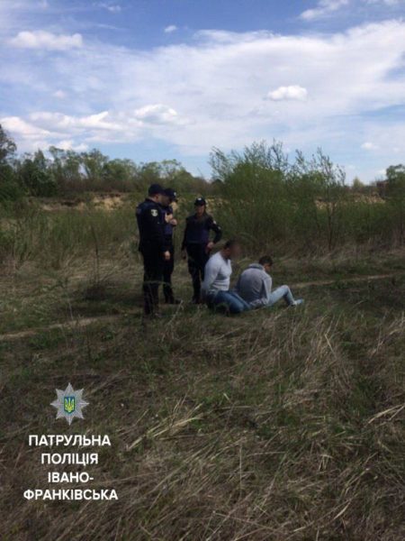 З рушницею та пивом влаштували полювання на березі Бистриці двоє іванофранківців (ФОТО)