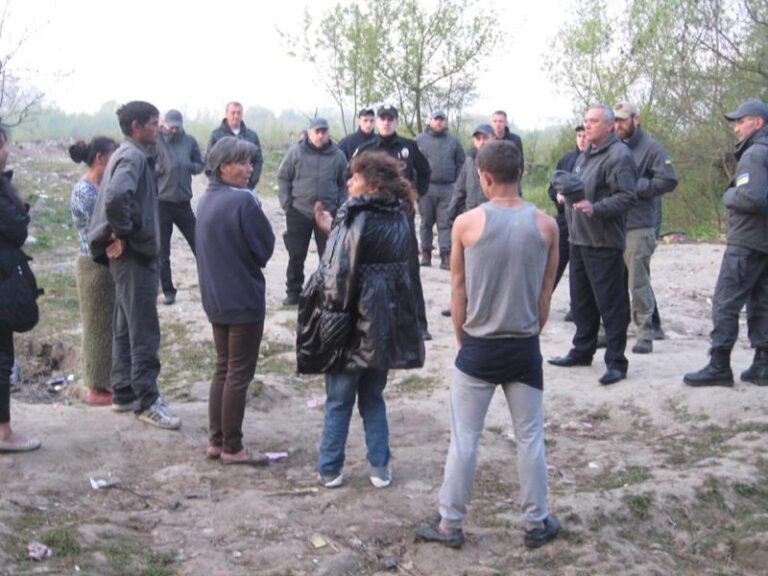 Муніципальні вартові закликали ромів не жебракувати (ФОТО)