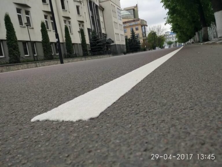 Фарба стирається, а для пластику треба новий асфальт: у Департаменті прокоментували розмітку на Набережній