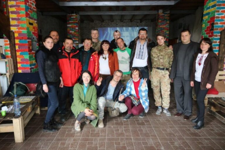 У Верховині особливі діти малювали на склі картини для воїнів АТО (ФОТО, ВІДЕО)