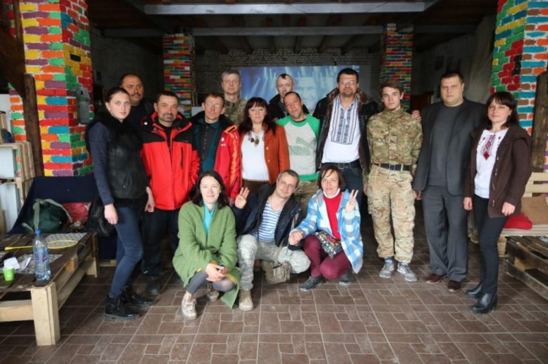 У Верховині особливі діти малювали на склі картини для воїнів АТО (ФОТО, ВІДЕО)
