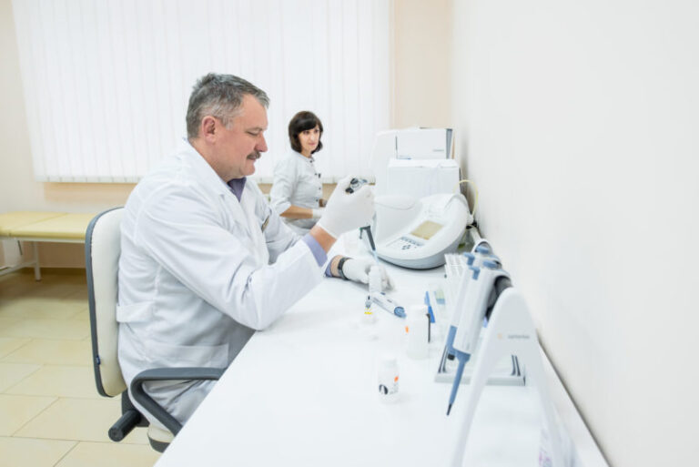 Франківцям розповіли, чому не варто недооцінювати лабораторні методи дослідження