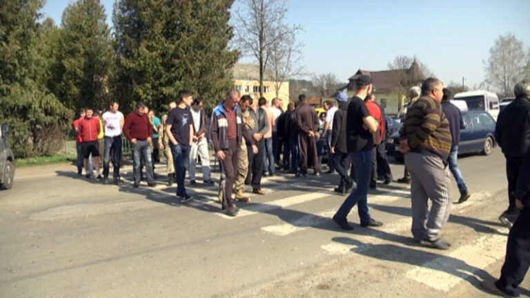 На Коломийщині люди перекривали дорогу (ВІДЕО)