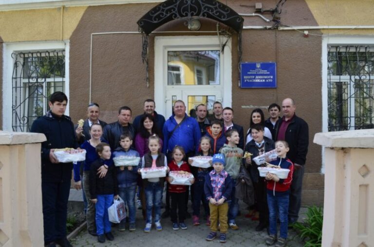 Прикарпатські учасники АТО та їхні діти виготовляли ангеликів (ФОТОФАКТ)
