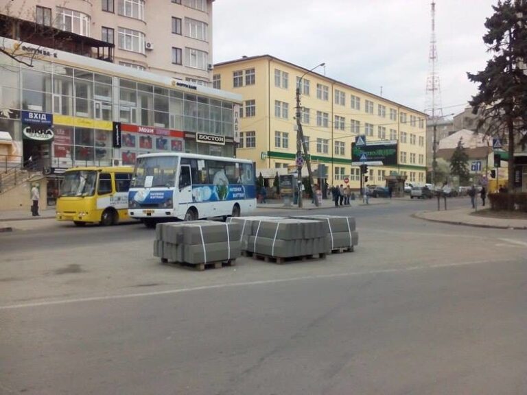 На початку Стометрівки почали облаштовувати острівець безпеки (ФОТО)