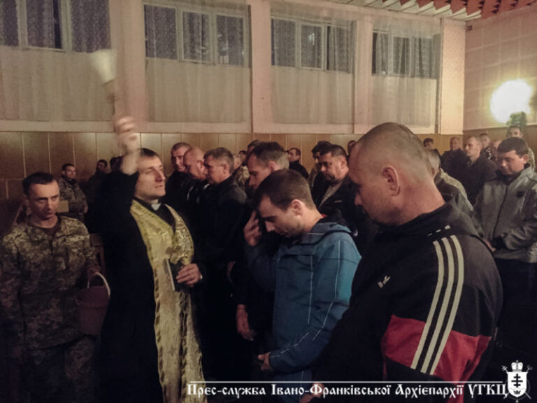 У Франківську благословили військовозобов’язаних, які поїхали на полігон (ФОТО)