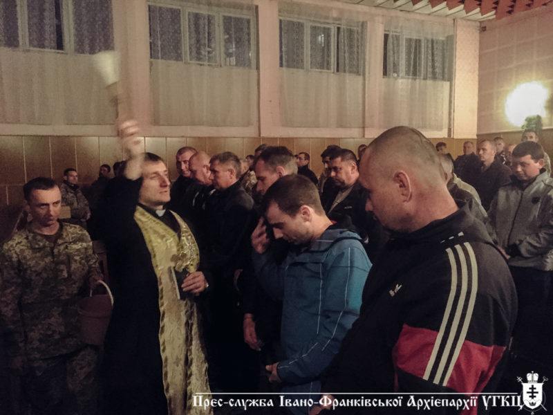 У Франківську благословили військовозобов’язаних, які поїхали на полігон (ФОТО)