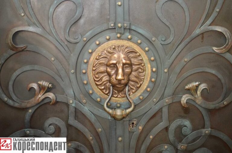 Портал у неіснуюче підземелля: у Франківську відкрили “Галицьку браму” (ФОТО)
