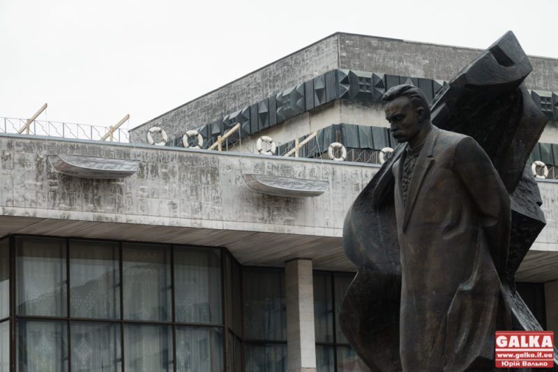 Драмтеатр став портом: на ньому з’явилися човни та рятувальні кола (ФОТО)
