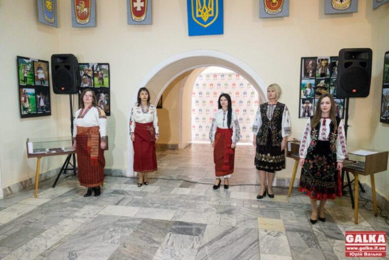 Архаїчні дерев’яні ікони та унікальний одяг представили у Франківському краєзнавчому музеї (ФОТО)