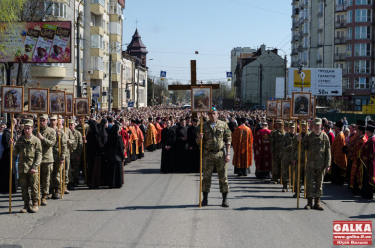 Тисячі людей молилися під час Хресної Дороги в Івано-Франківську (ФОТОРЕПОРТАЖ)