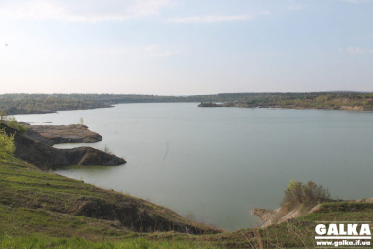 У Калуші взяли на дослідження проби води з Домбровського кар’єру (ФОТО)