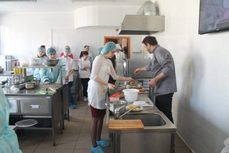 Відомі кухарі навчали франківських пластунів кулінарної майстерності