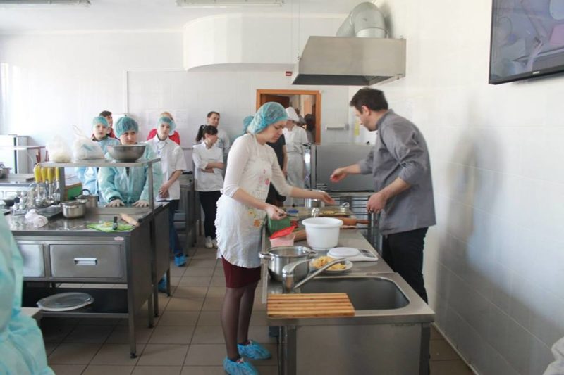Відомі кухарі навчали франківських пластунів кулінарної майстерності
