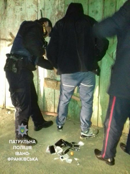 Франківські патрульні затримали раніше судимого чоловіка з наркотиками (ФОТО)