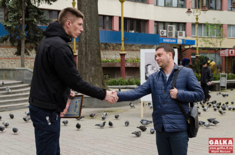 Чоловіка, який не допустив самогубства молодої франківки, нагородив головний коп міста (ФОТО)