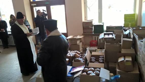 На Схід із Прикарпаття відправили великодні пакунки (ФОТО)