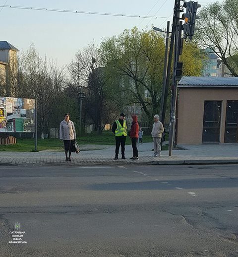 Франківські патрульні нагадують дітям про безпечну дорогу до школи (ФОТО, ВІДЕО)