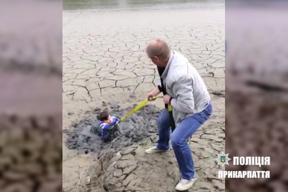 У багні ріки Прут мало не загинув школяр – врятували поліціянти (ФОТО, ВІДЕО)