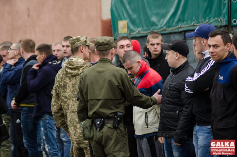 На строкову службу в армію цієї весни мають набрати 450 прикарпатців