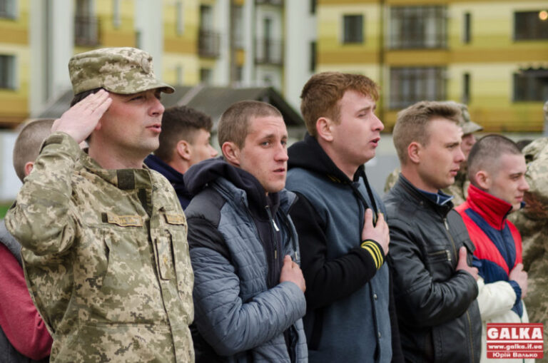 Півтори роки служби: 65 юних прикарпатців урочисто провели в армію (ФОТО)
