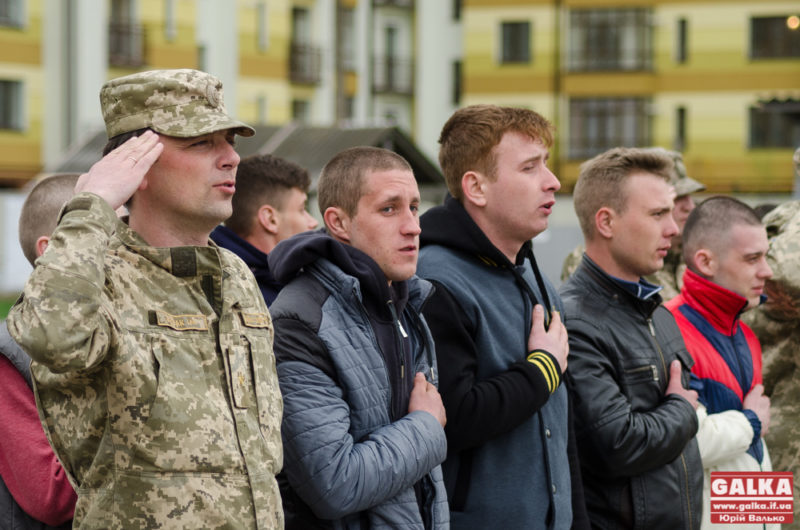 Півтори роки служби: 65 юних прикарпатців урочисто провели в армію (ФОТО)