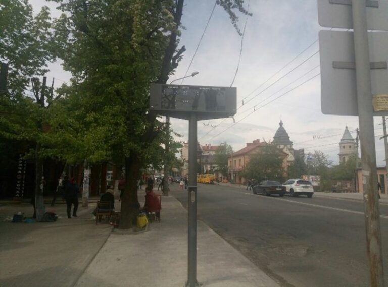 На зупинках на вулиці Незалежності встановили електронні табло