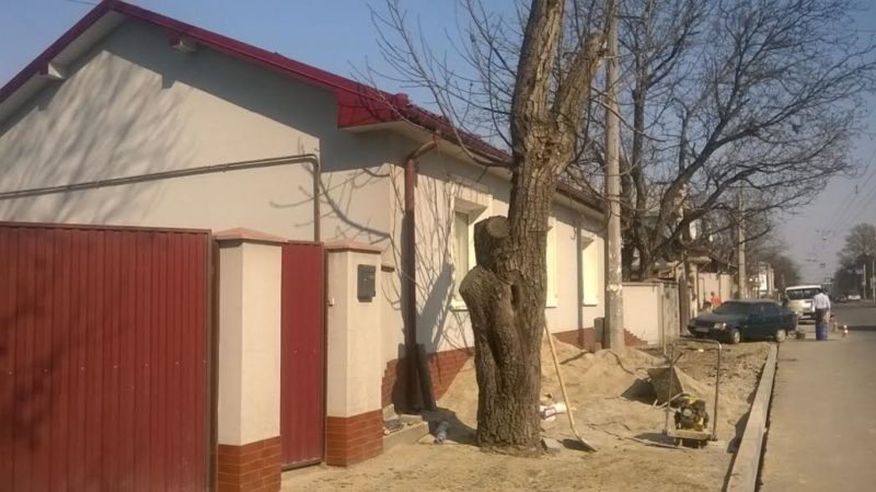 На вулиці Незалежності ремонтують тротуар (ФОТО)