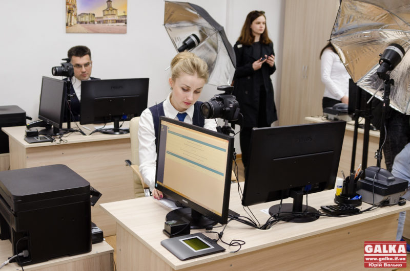 Закордонний біометричний паспорт та національну ID-картку відтепер можна без переплат і черг виготовити у ЦНАПі (ФОТО)