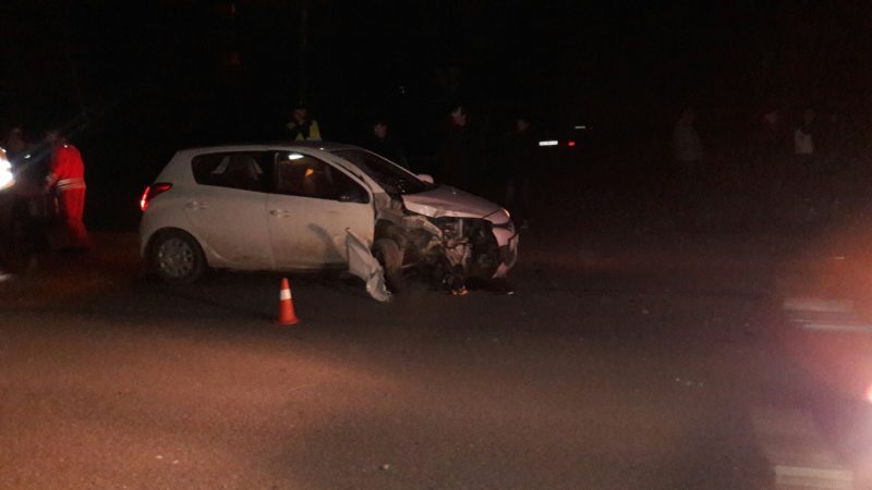 У ніч на четвер на Набережній Hyundai зніс стовп (ФОТО)