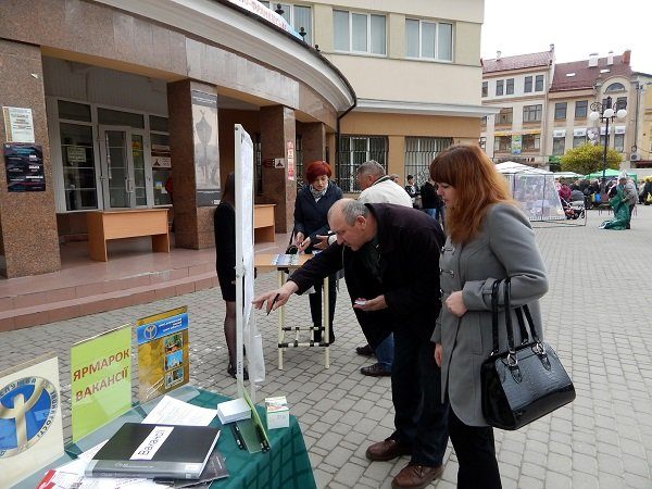 Франківцям розповіли про вакансії на міцевих підприємствах