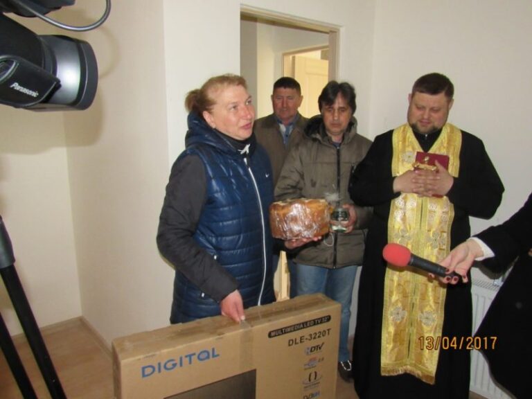 Матір загиблого учасника АТО з Прикарпаття отримала житло (ФОТО)