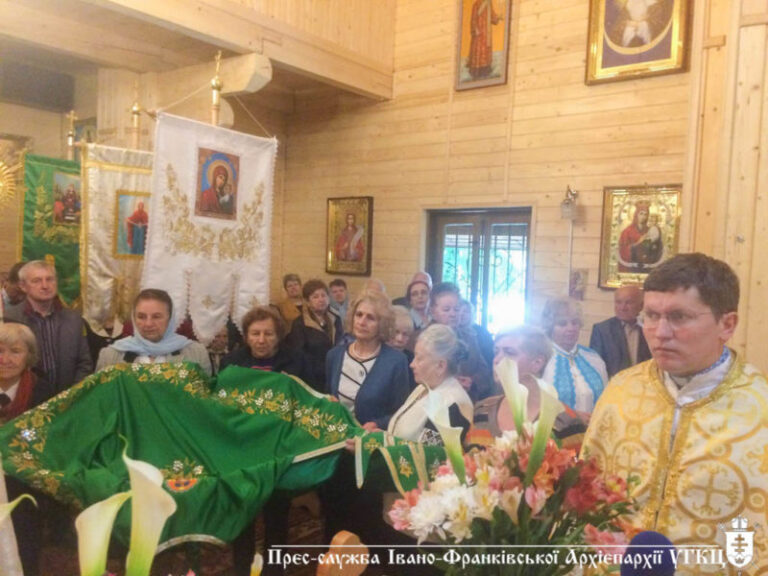 Священичі ризи та семисвічник освятили у франківському храмі (ФОТО)