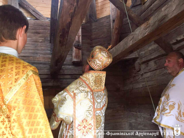 У прикарпатському селі освятили дзвіницю (ФОТО)