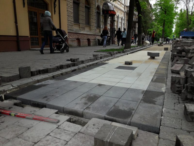 На Шевченка облаштовують “Алею відомих франківців” (ФОТО)