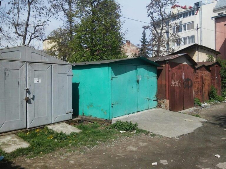 На Коновальця демонтували незаконні гаражі (ФОТО)