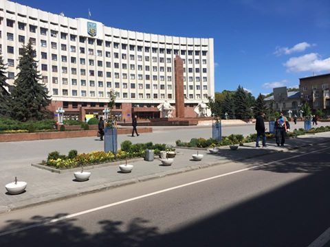 Антипаркувальні півсфери встановлюють перед адмінбудинком (ФОТОФАКТ)