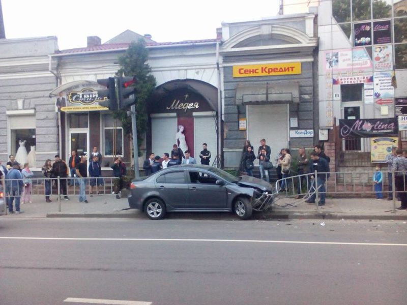 У Франківську п’яний водій зніс перила та “припаркувався” на тротуарі (ФОТО)