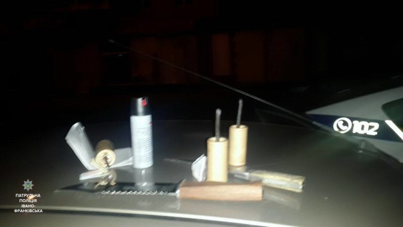 Франківські патрульні спіймали чоловіків зі зброєю та наркотиками (ФОТО)