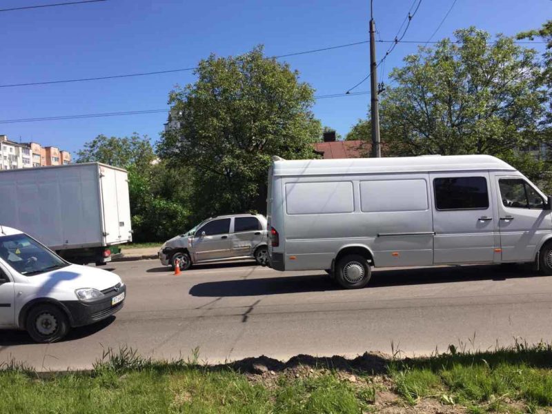 Дві ДТП на Пасічній паралізували транспортний рух (ФОТО)